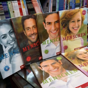 مجموعه 6 جلدی کتاب آموزش زبان آلمانی منشن Menschen (کتاب دانش آموز 6 جلد و کتاب کار 6 جلد و 6 DVD فایل صوتی) با تخفیف 50 درصد
